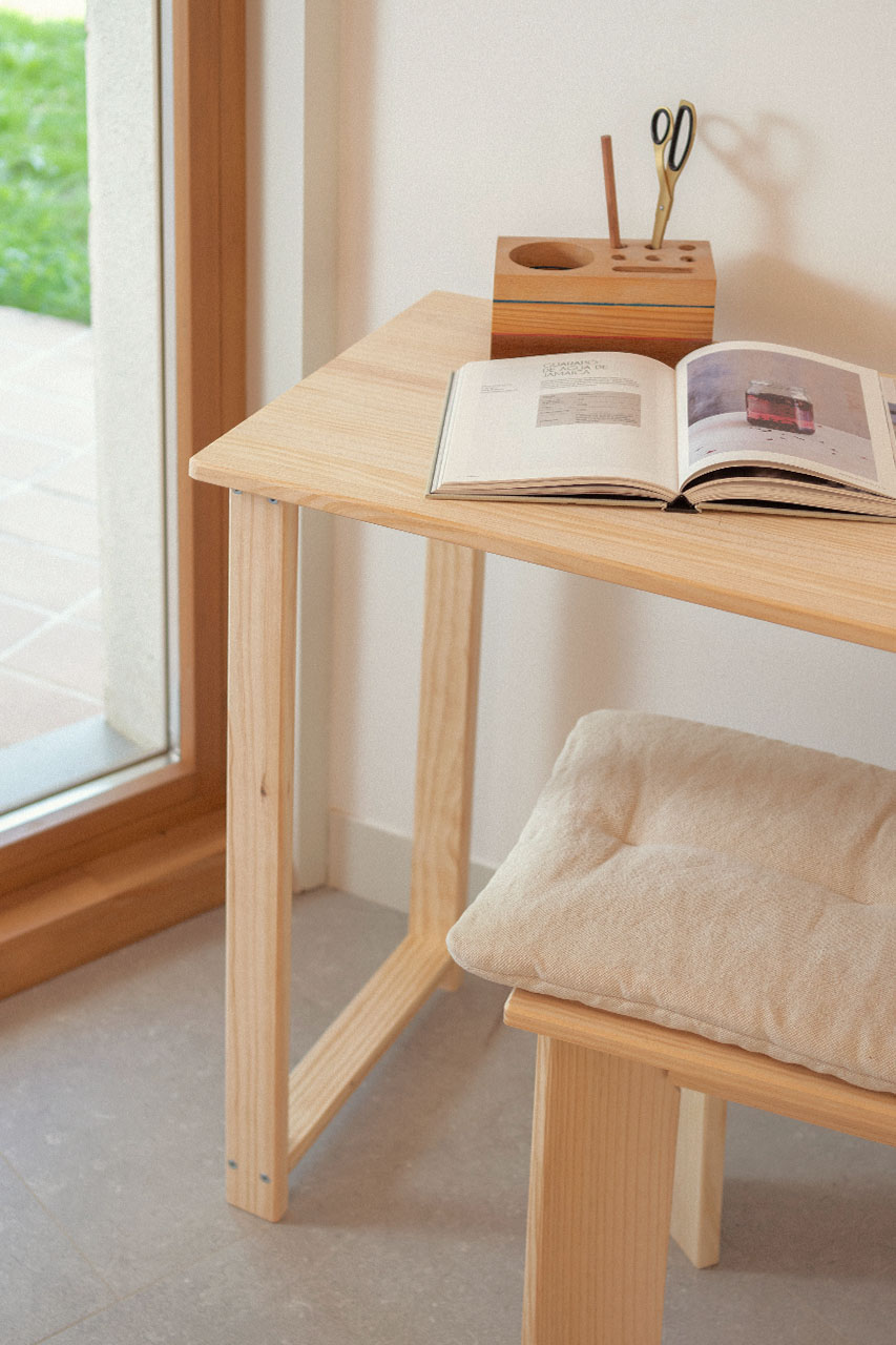 Imagen de ambiente 4 para:Mesa de estudio de madera de pino con cajones y hueco